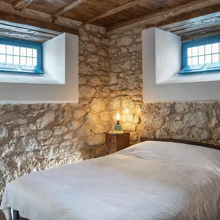 1813 Painters Stone Shelter Galaxidi